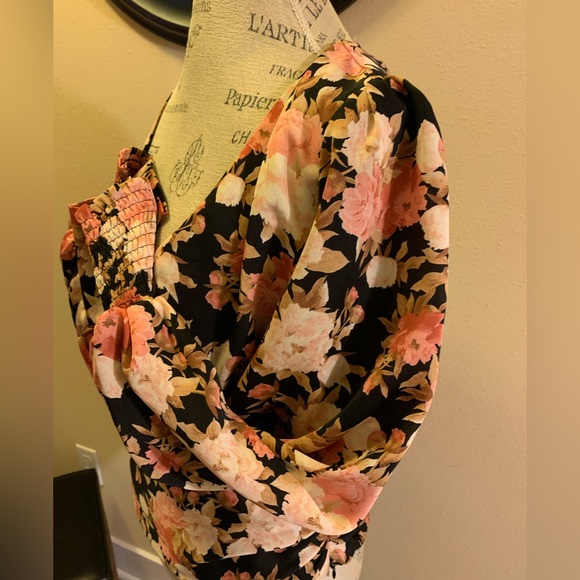 NWT SKIES ARE BLUE LONG SLEEVE FLOWERY TOP. PUFFED SLEEVES END W/SMOCKED CUFFS. - Picture 5 of 10